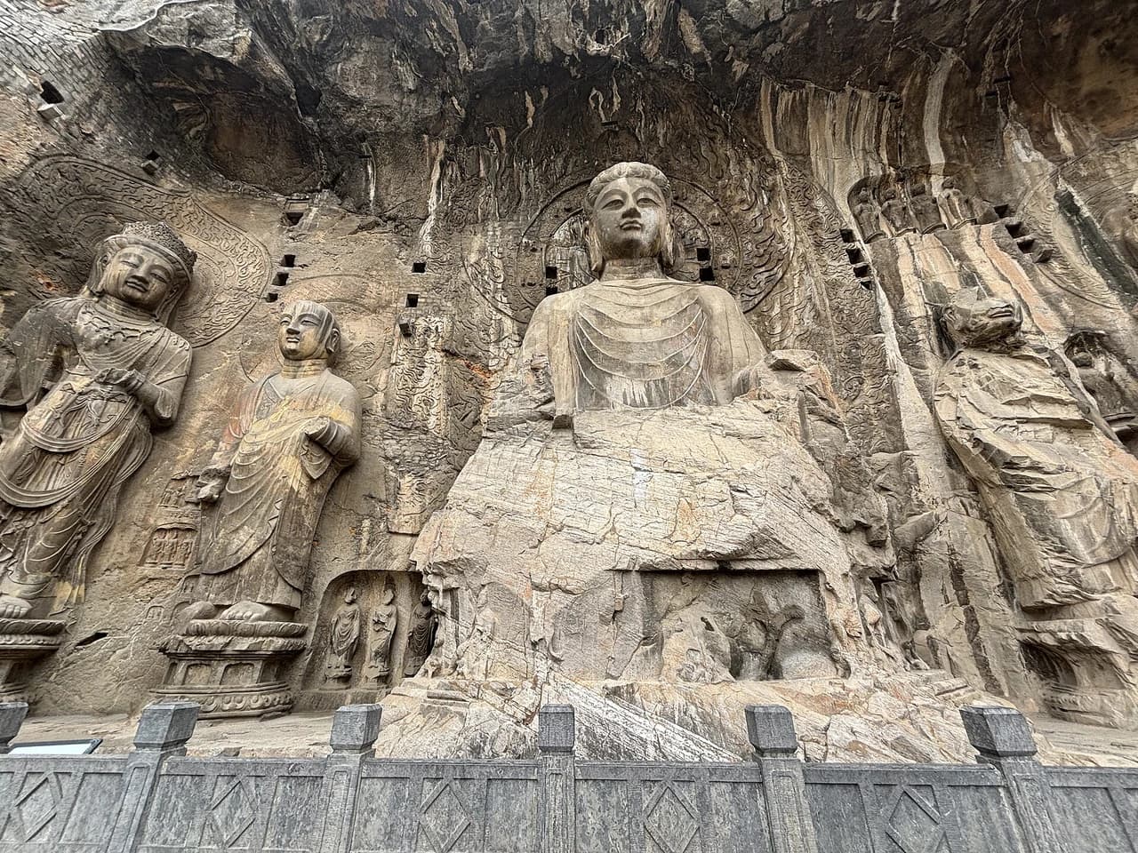 Longmen Grottoes · 龙门石窟