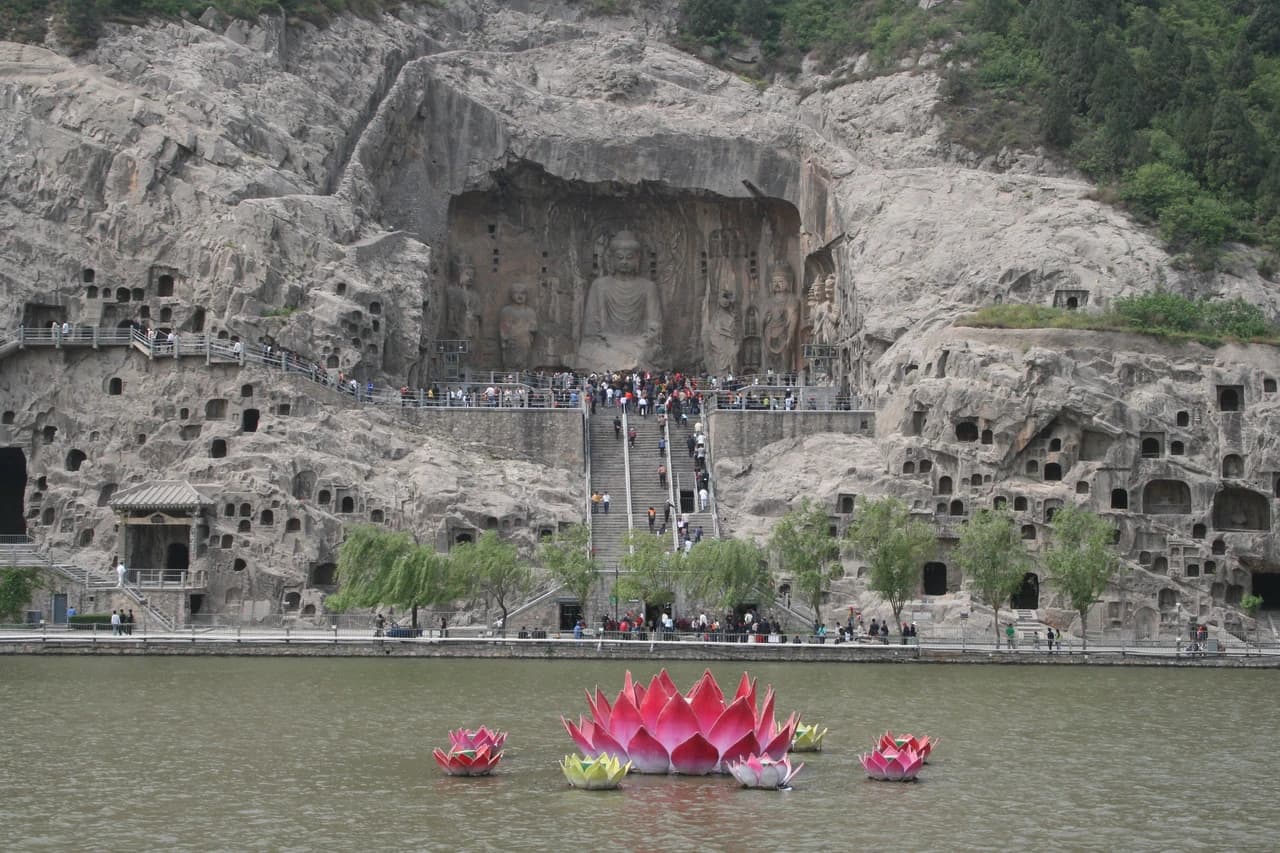 Longmen Grottoes · 龙门石窟