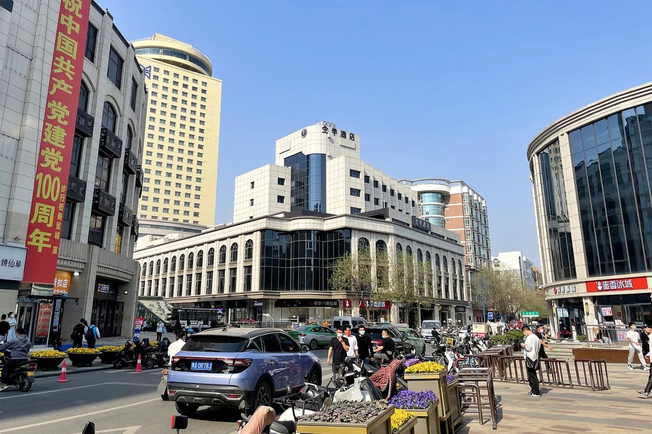 Erqi Tower and Dehua Street · 二七纪念塔·德化街
