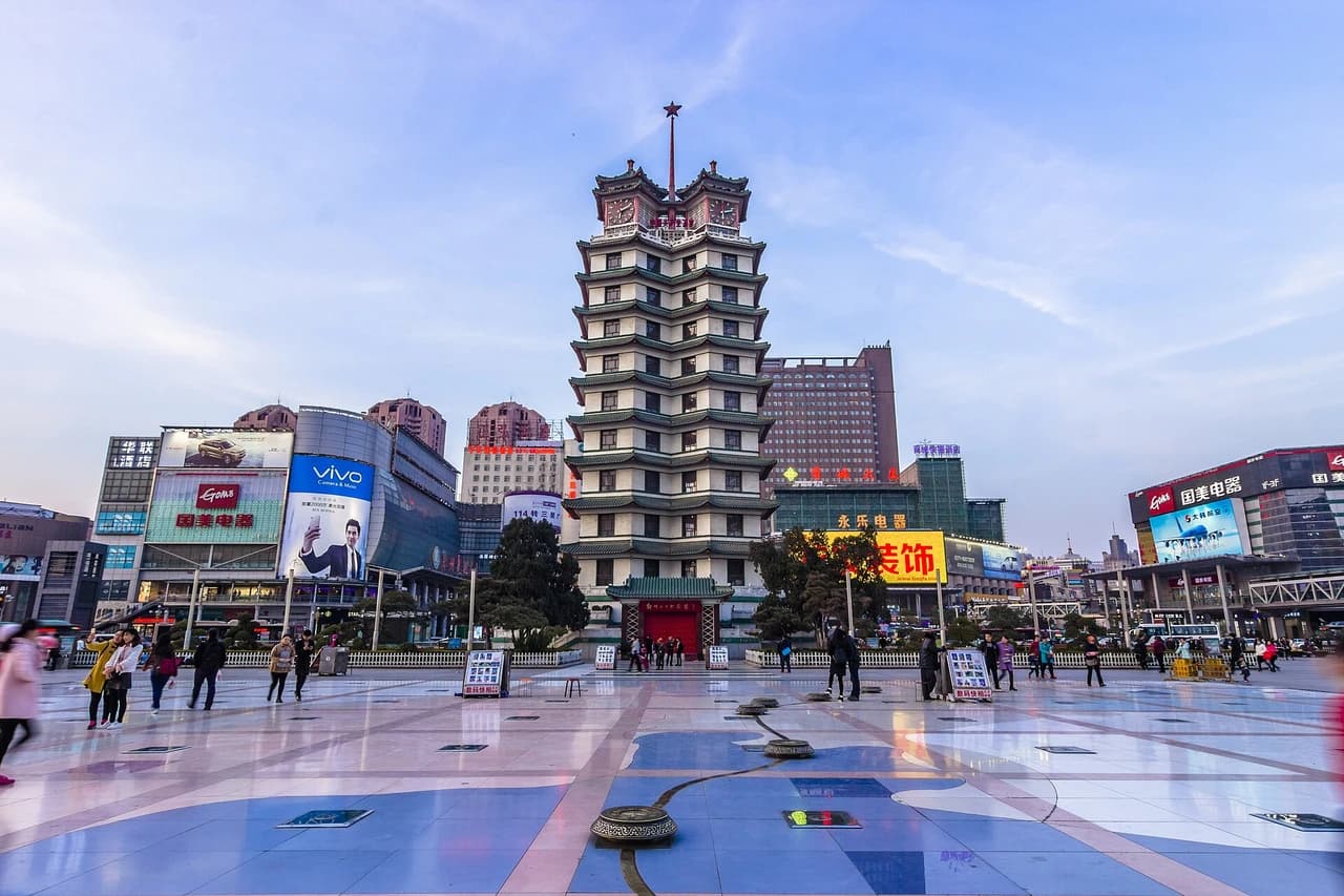 Erqi Tower and Dehua Street · 二七纪念塔·德化街