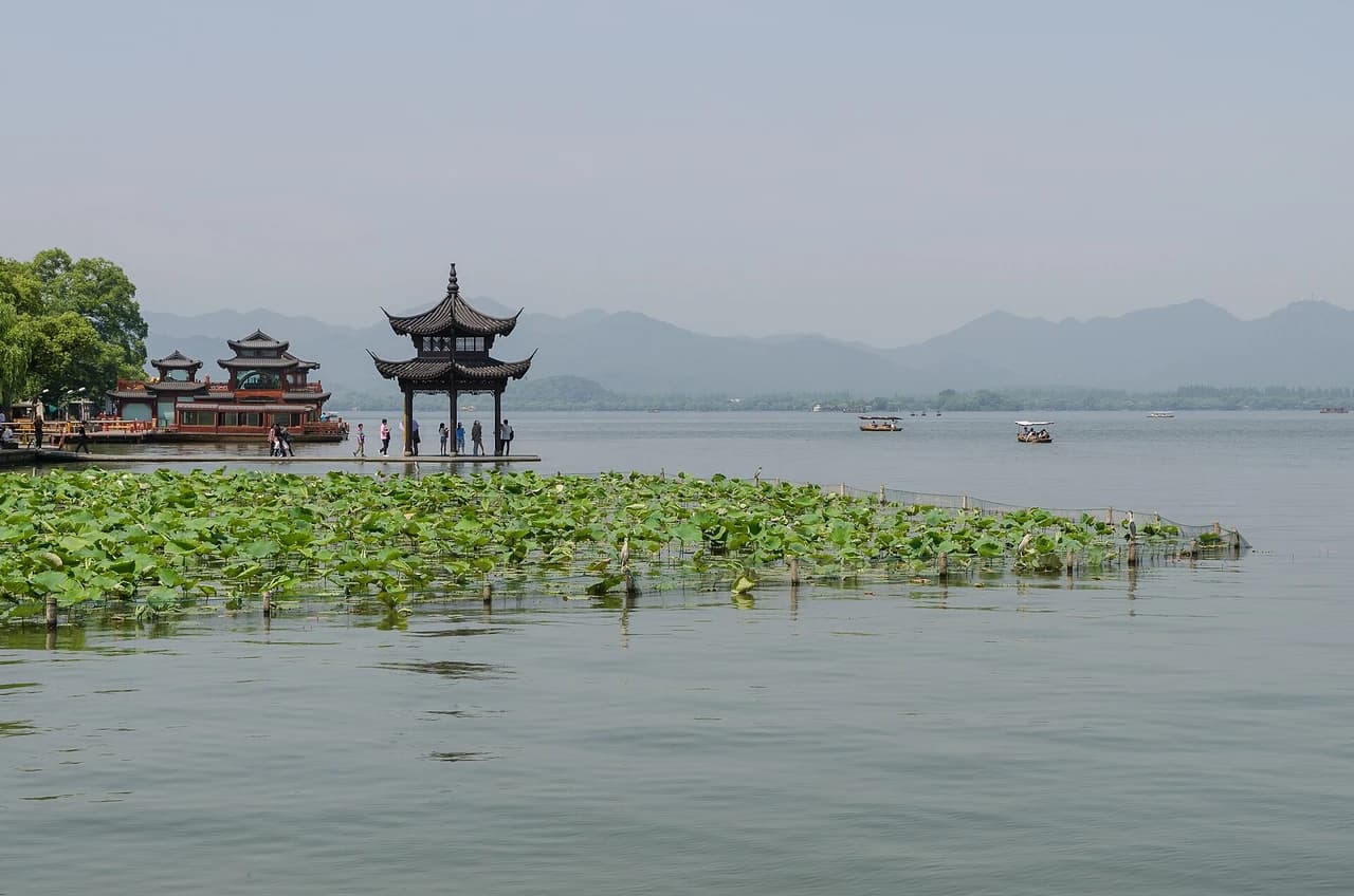 West Lake · 西湖