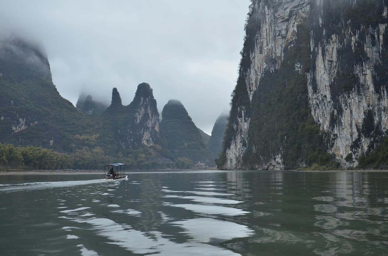 Xingping and the twenty-yuan view · 兴坪·二十元人民币背景