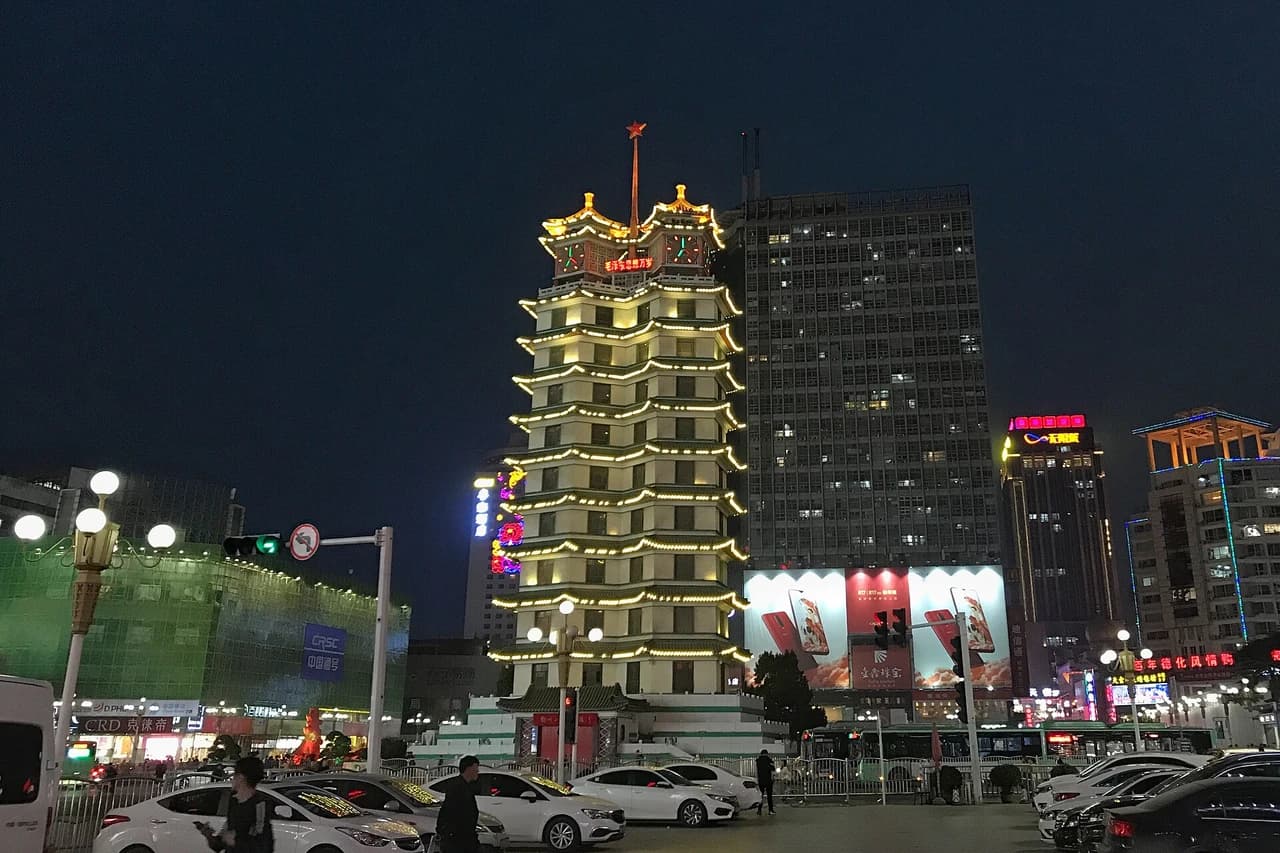 Erqi Tower and Dehua Street · 二七纪念塔·德化街