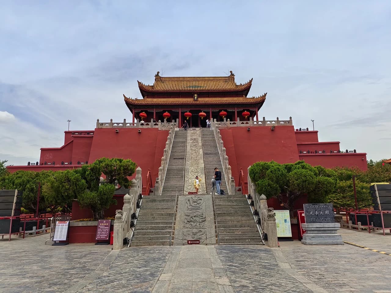 Longting Park and the lakes · 龙亭公园