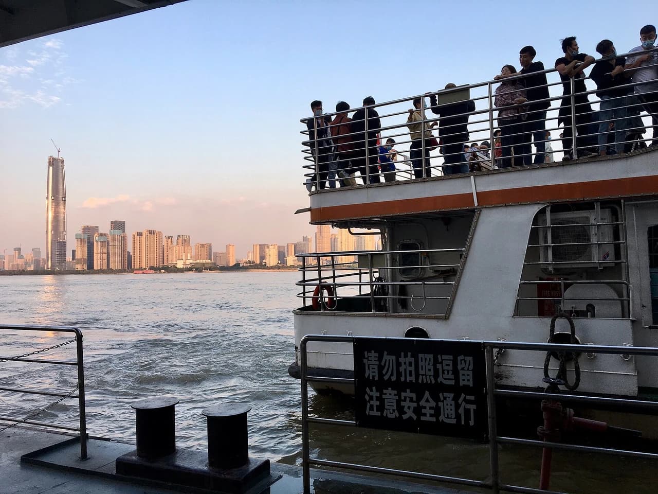 Yangtze River Bridge and the ferry · 武汉长江大桥·轮渡