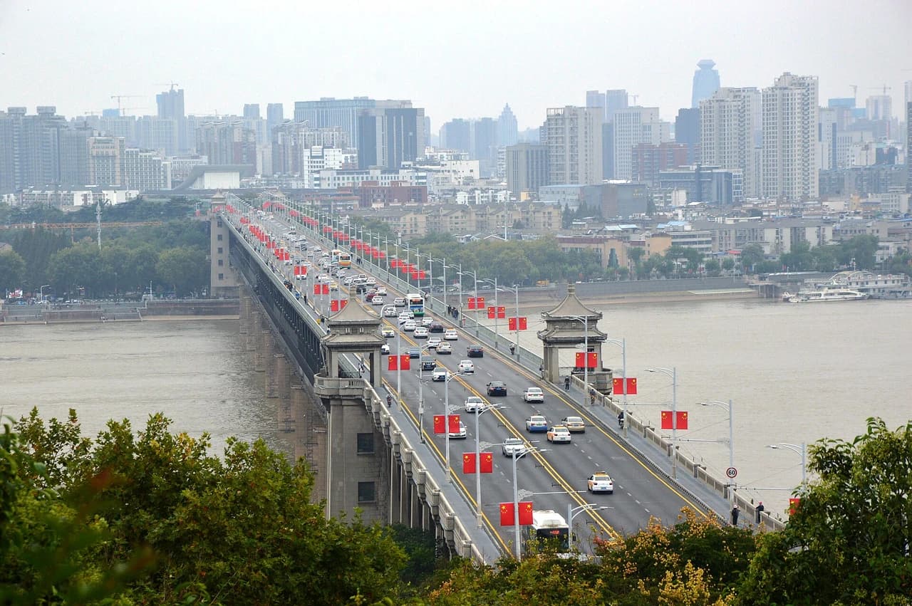 Yangtze River Bridge and the ferry · 武汉长江大桥·轮渡