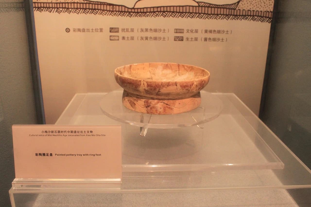 A painted pottery tray with ring feet, mid-Neolithic