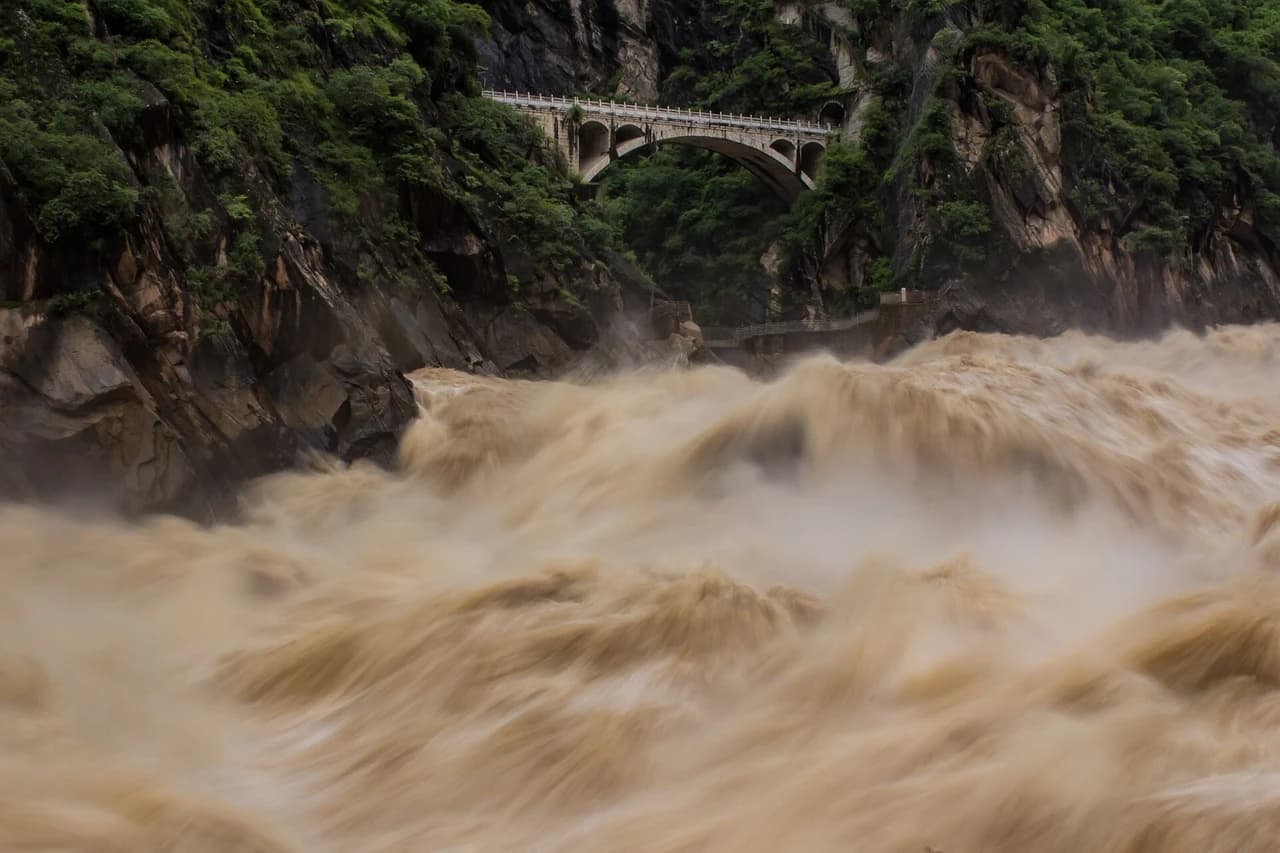 Tiger Leaping Gorge · 虎跳峡