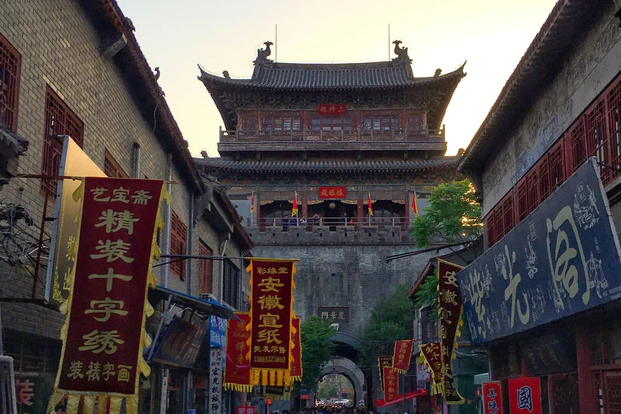 Old town and Lijing Gate · 老城·丽景门