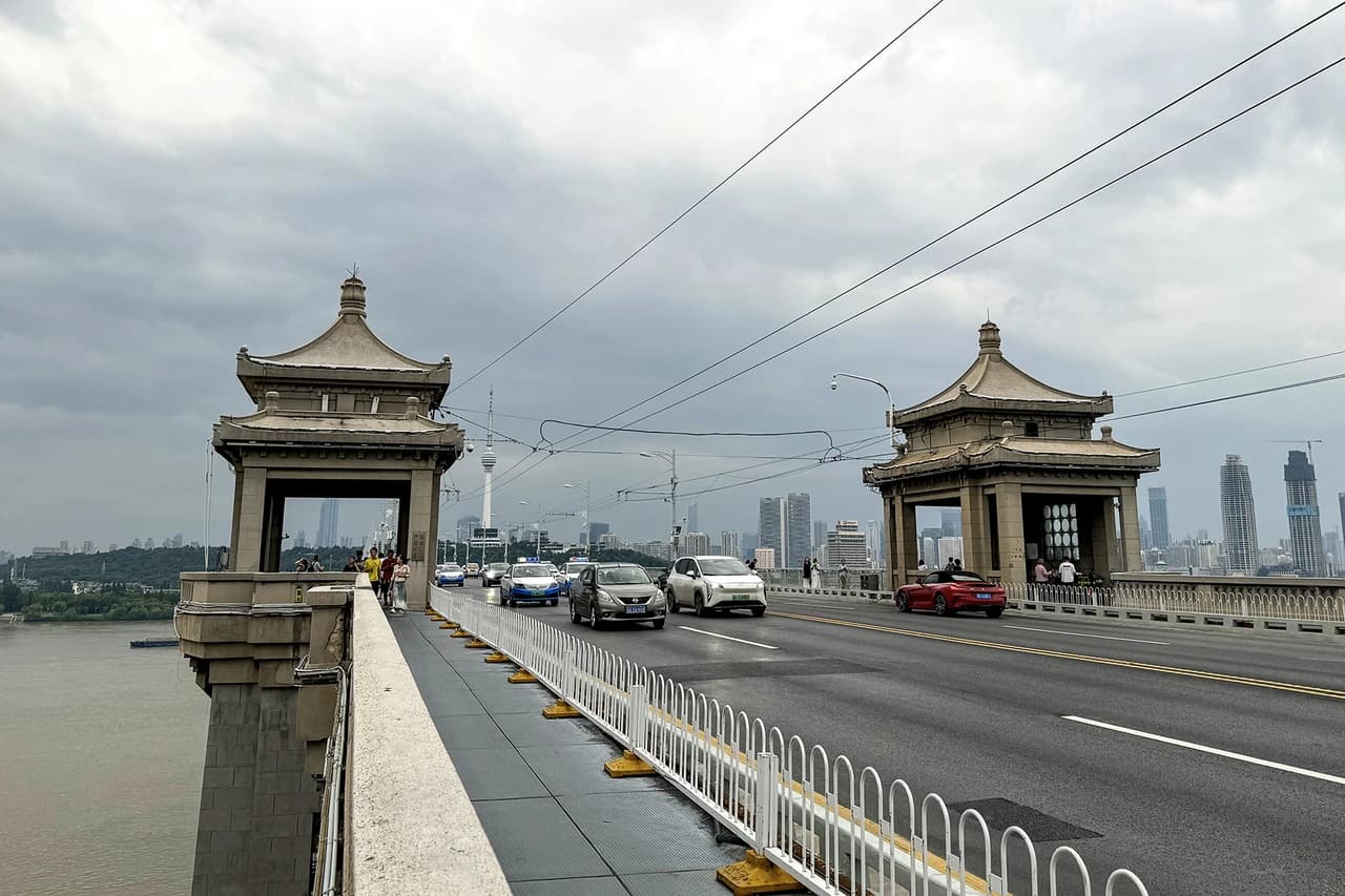 Yangtze River Bridge and the ferry · 武汉长江大桥·轮渡